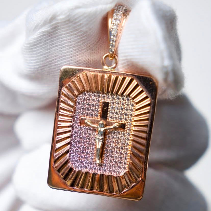 Dije Cristo Crucificado | Oro Rosa 18K | Circones Blancos