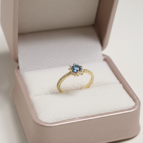 Anillo azul en estuche rosado