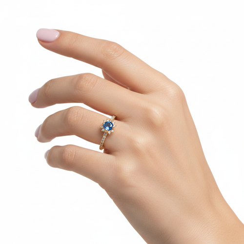 Anillo azul original en la mano