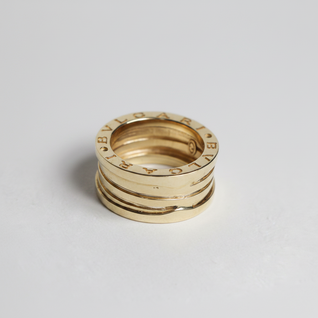 Anillo banda acanalada fondo blanco