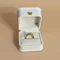 Anillo banda ancha fondo beige cuadrado