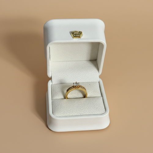 Anillo banda ancha fondo beige cuadrado