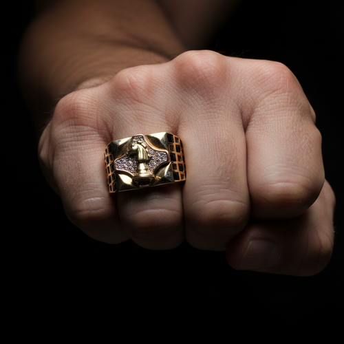 Anillo caballo ajedrez puño editorial