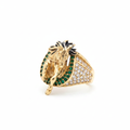 Anillo cabeza caballo fondo blanco