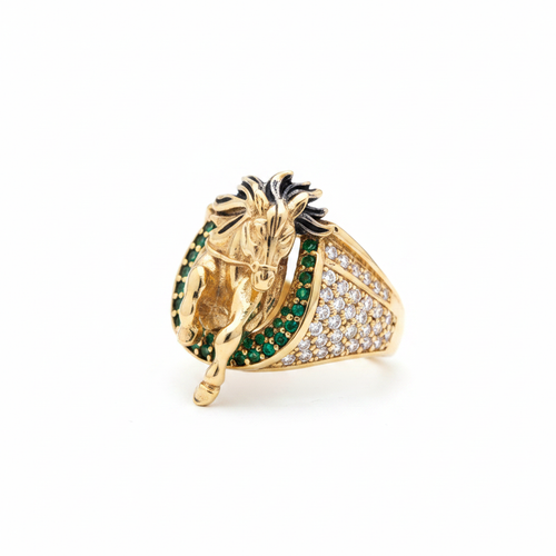 Anillo cabeza caballo fondo blanco