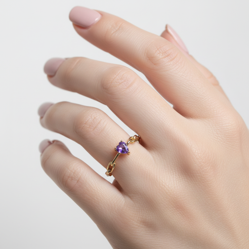 Anillo cadena morado - mano