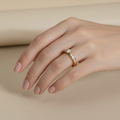 Anillo canal en mano delicada