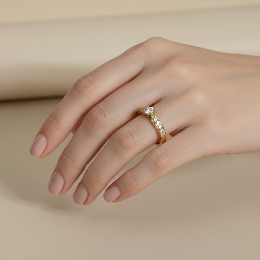 Anillo canal en mano delicada