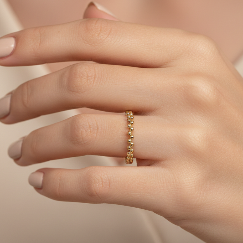Anillo con balines en zigzag en mano