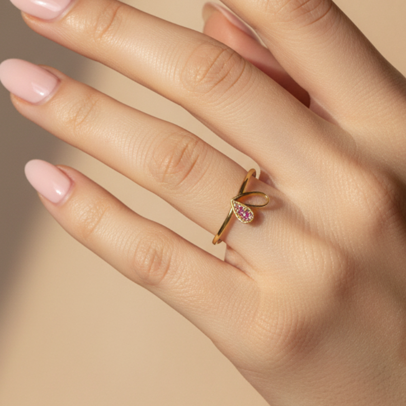 Anillo con corazón en mano