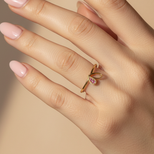 Anillo con corazón en mano