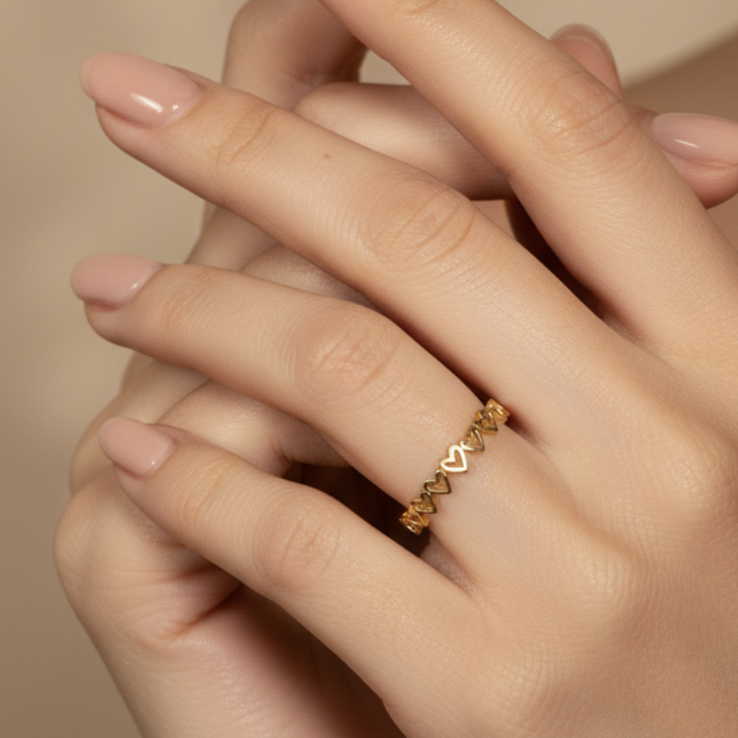 Anillo con corazones en mano