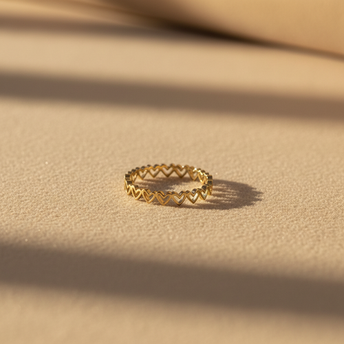 Anillo con corazones fondo beige