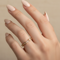 Anillo con corazones y diamantes en mano