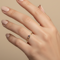 Anillo con corona y piedra azul en mano