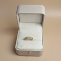 Anillo con coronas y diamantes - formato cuadrado