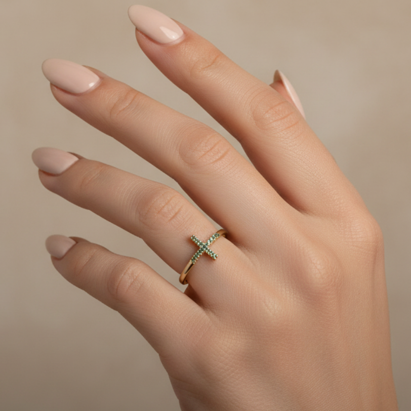 Anillo con cruz de diamantes en mano