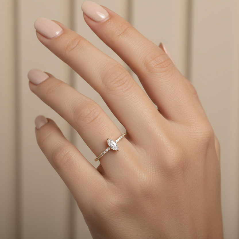 Anillo con diamante marquesa en mano