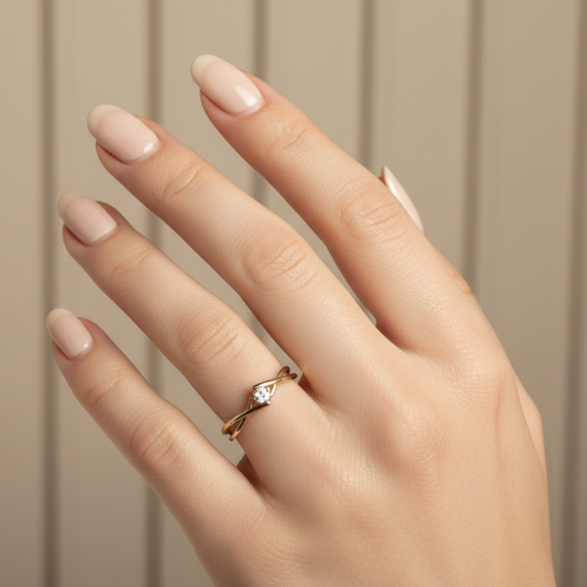 Anillo con diseño en V en mano