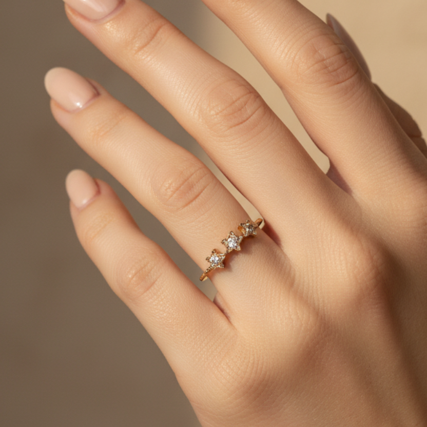 Anillo con estrellas en mano