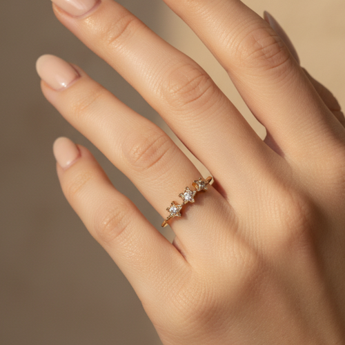 Anillo con estrellas en mano