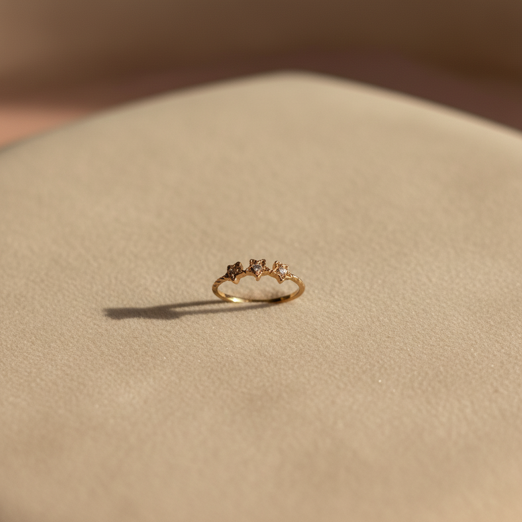 Anillo con estrellas fondo beige