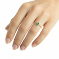 Anillo con fondo blanco y tonos cálidos