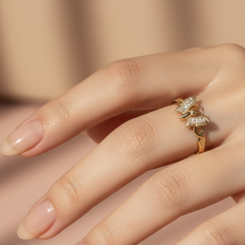 Anillo con mariposa delicada en mano