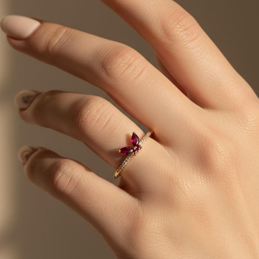 Anillo con mariposa en mano
