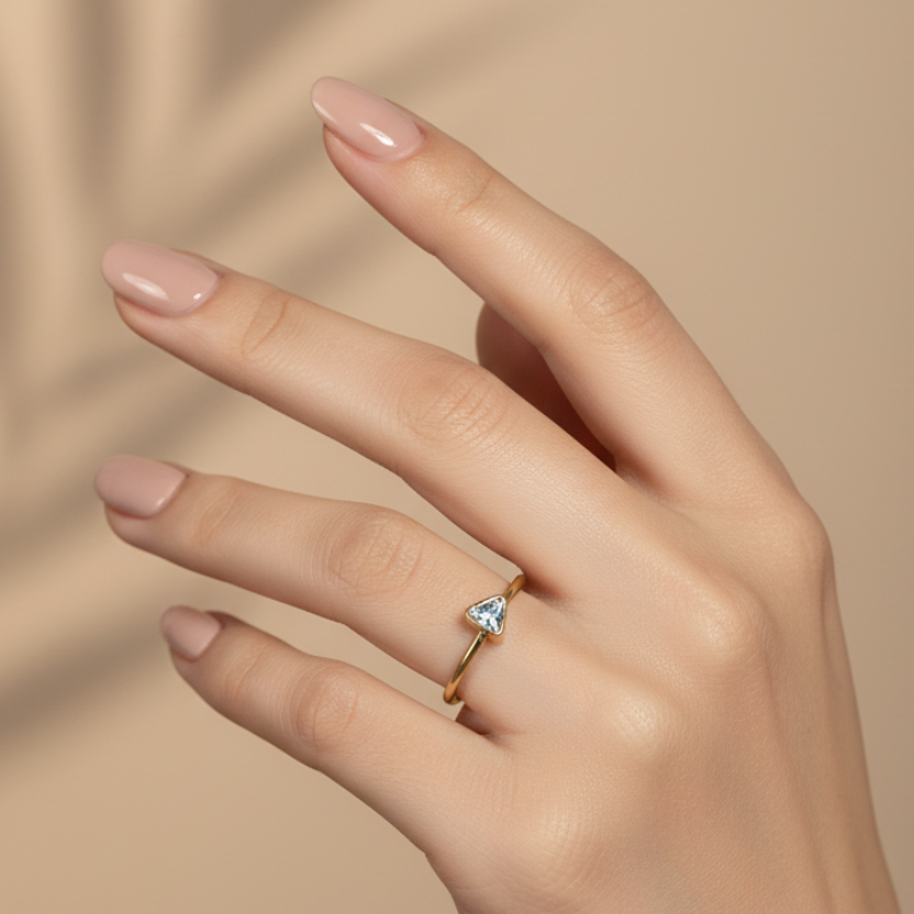 Anillo con piedra azul claro en mano - versión 2