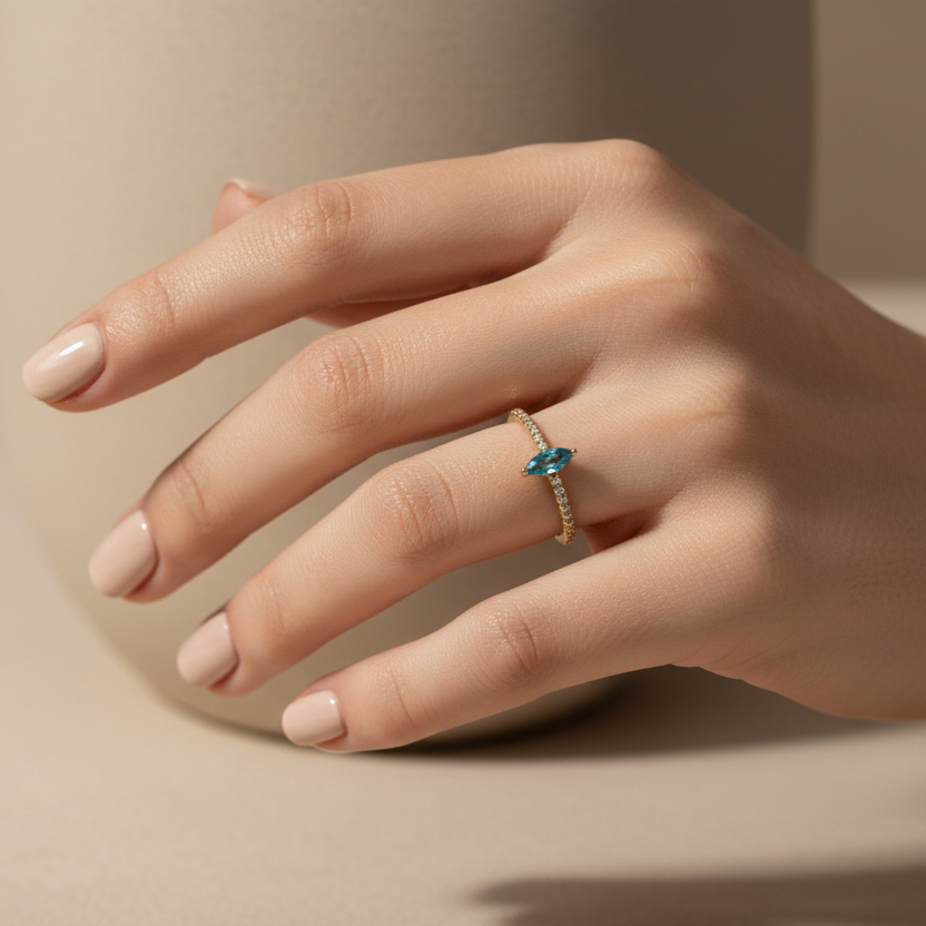 Anillo con piedra azul marquesa en mano