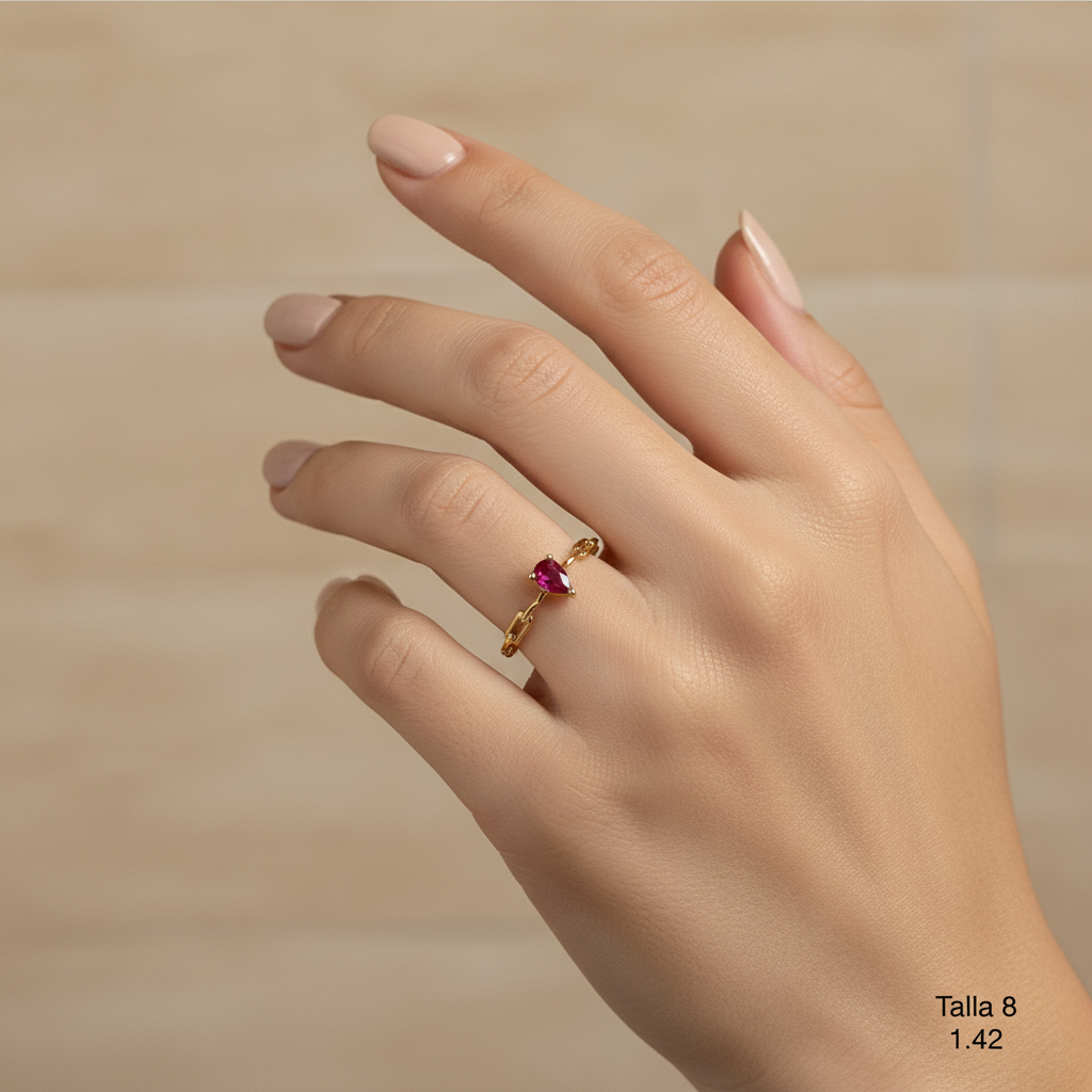 Anillo con piedra roja en mano - formato cuadrado