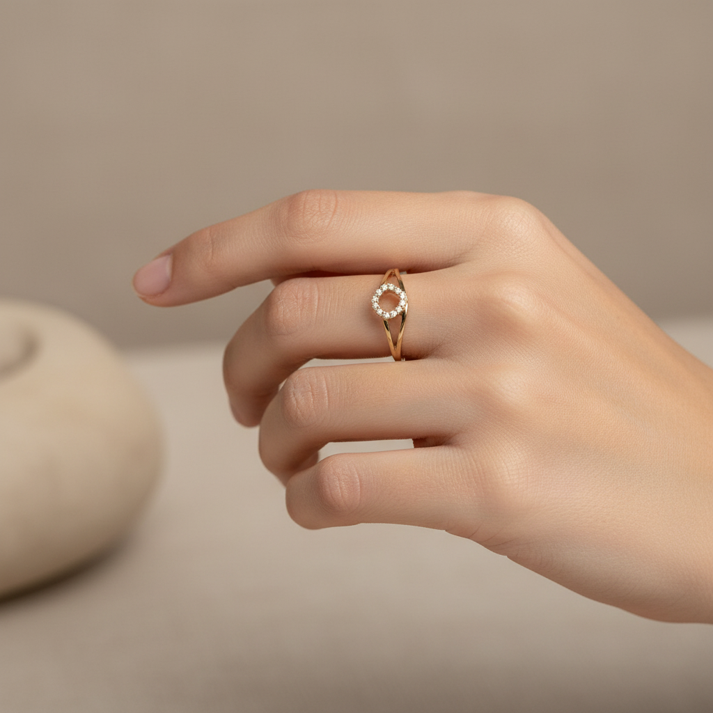 Anillo corazón en anular ajustado