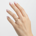 Anillo corazón pequeño en la mano