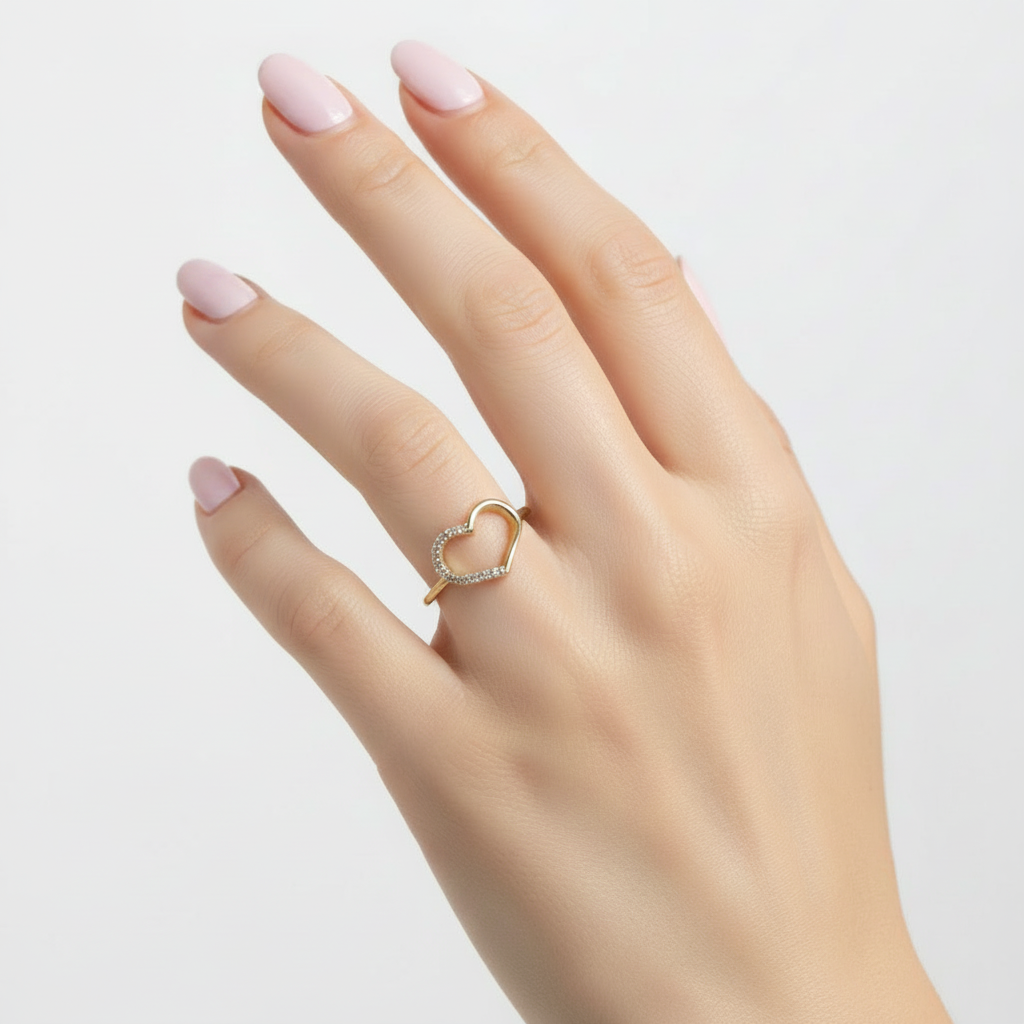 Anillo corazón pequeño en la mano