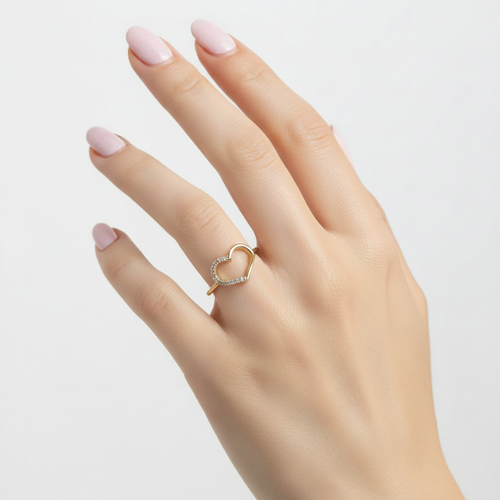 Anillo corazón pequeño en la mano