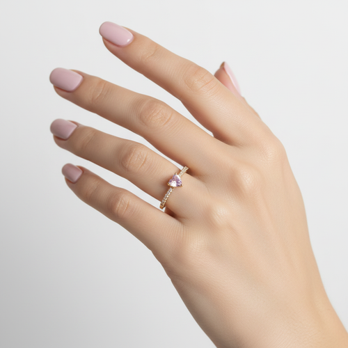 Anillo corazón rosado - mano