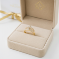 Anillo corona blanco en caja cuadrado