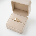 Anillo corona en caja de joyería