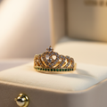 Anillo Corona Esmeraldas - Formato cuadrado tonos cálidos