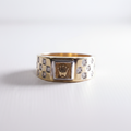 Anillo corona real diamantes fondo blanco