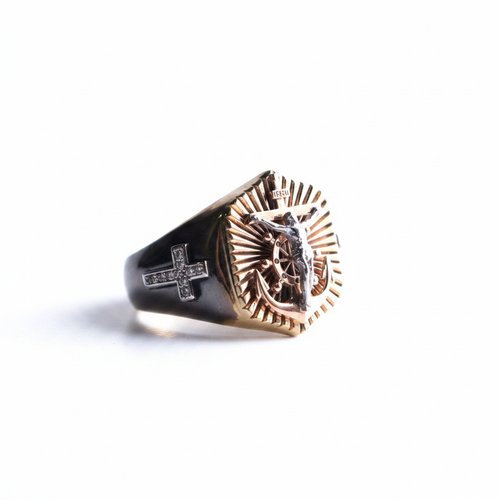 Anillo Cristo crucifijo fondo blanco