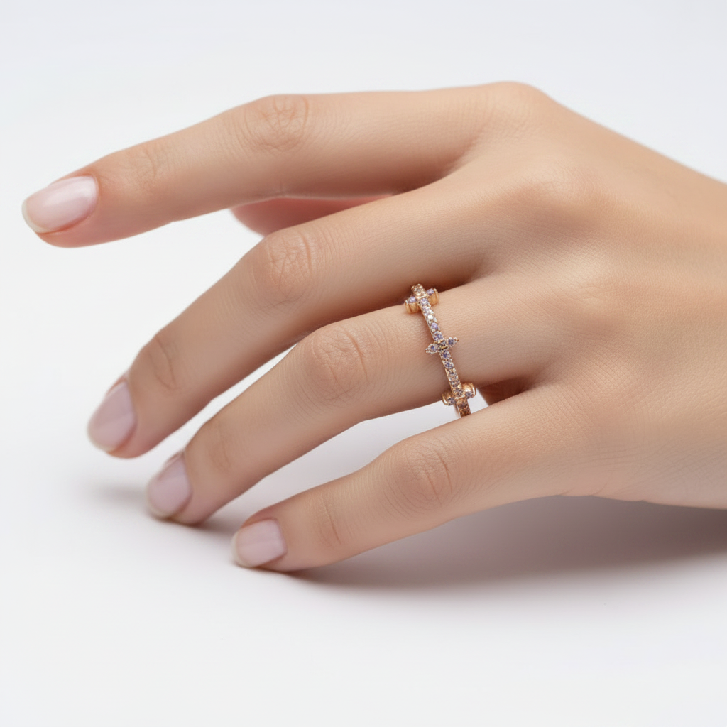 Anillo cruces lilas ajustado en mano
