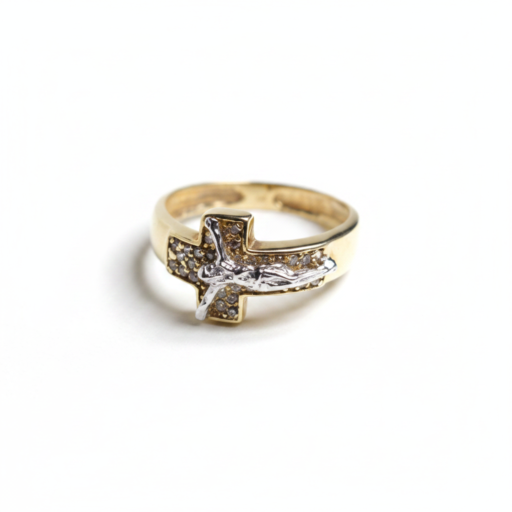Anillo cruz Cristo fondo blanco