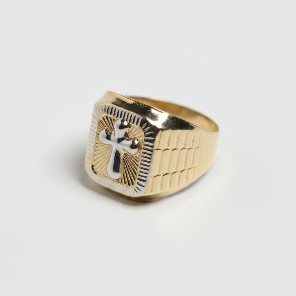 Anillo cruz cuadrado fondo blanco