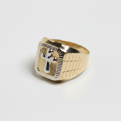 Anillo cruz cuadrado fondo blanco