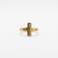 Anillo cruz esmeralda fondo blanco