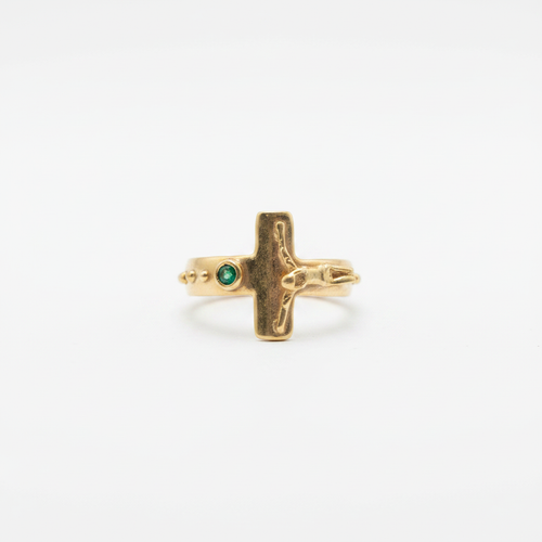 Anillo cruz esmeralda fondo blanco