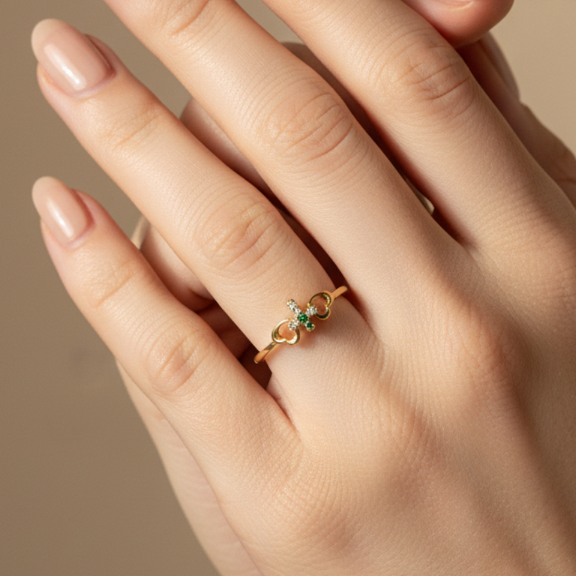 Anillo cruz verde y corazones en mano