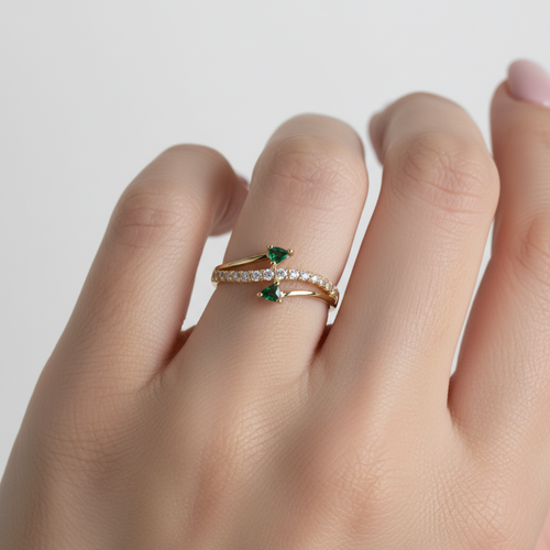 Anillo cruzado circones verdes triángulo - mano